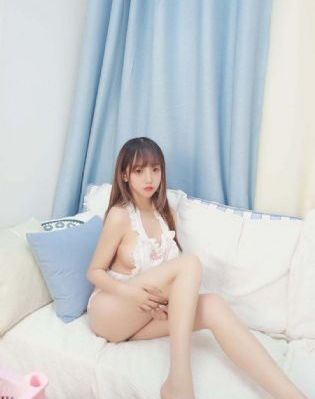 日本少妇一边吃奶一边摸下边_高清全集免费观看